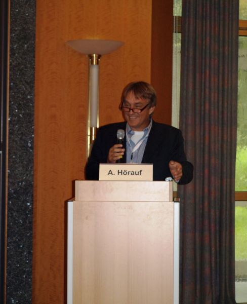 files/symposien/symposium_2014/jahrestagung_2014/gallery/Begruess. A. Hoerauf_2.jpg